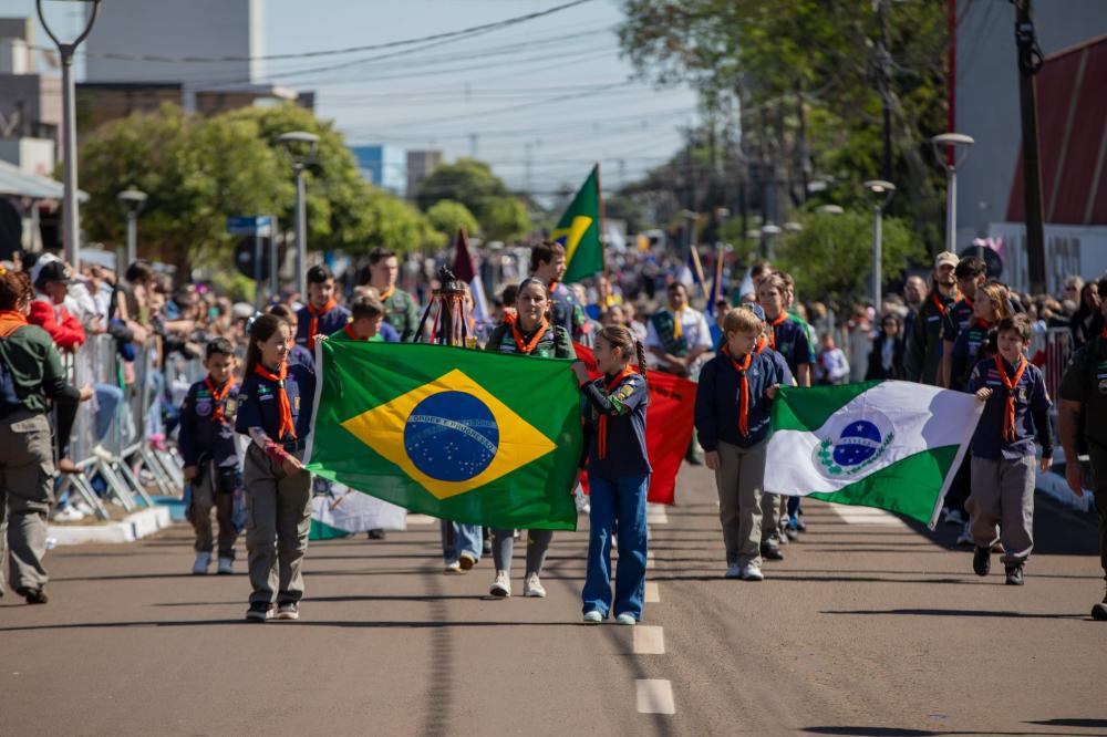 Santa Terezinha leva 4 mil pessoas ao Desfile