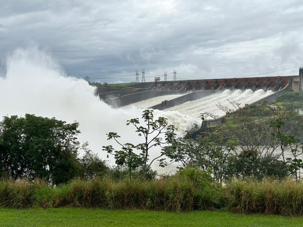 Itaipu abre mais uma calha do vertedouro